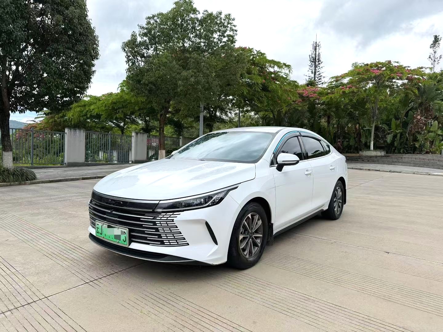 BYD Qin PLUS DM-i 2024 1.5L Glory Edition 55KM Leading Automatic PHEV Sedan